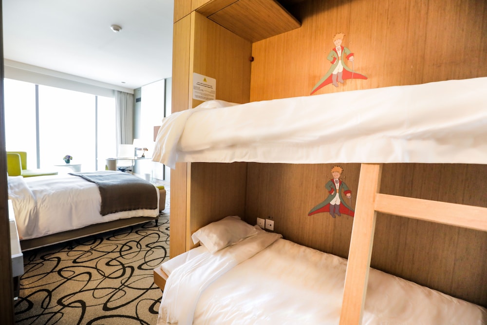 Habitación de lujo para niños/familia, 1 cama de matrimonio grande y 2 literas del hotel Sofitel Dubai Downtown. Foto 6