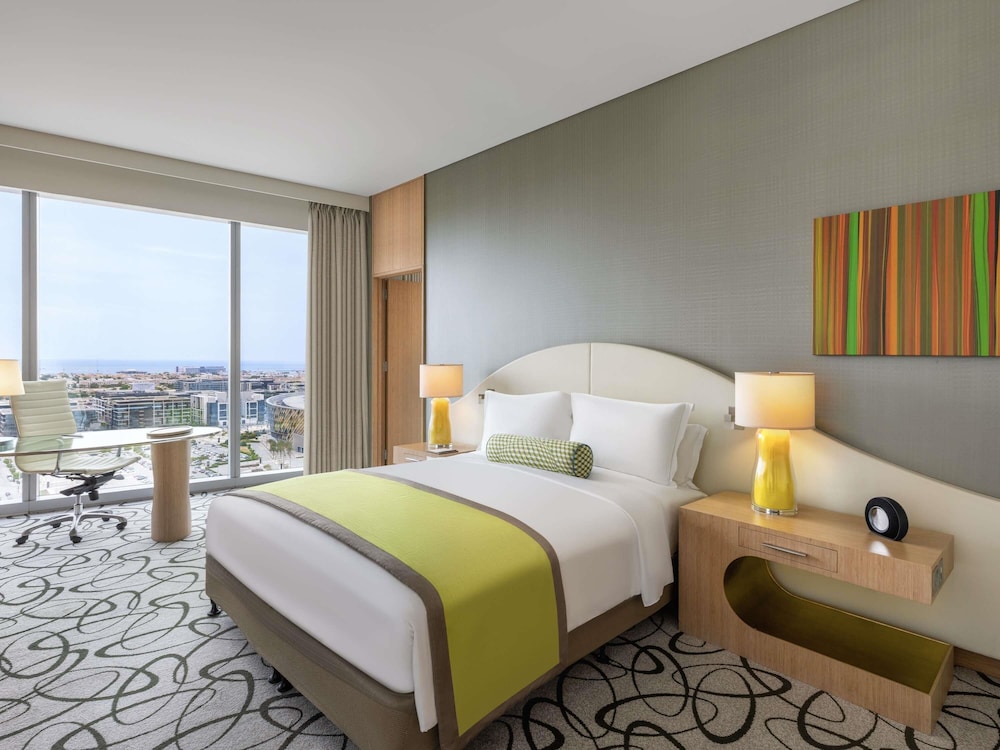 Suite céntrica de dos dormitorios, 1 cama doble y 2 camas individuales del hotel Sofitel Dubai Downtown. Foto 9