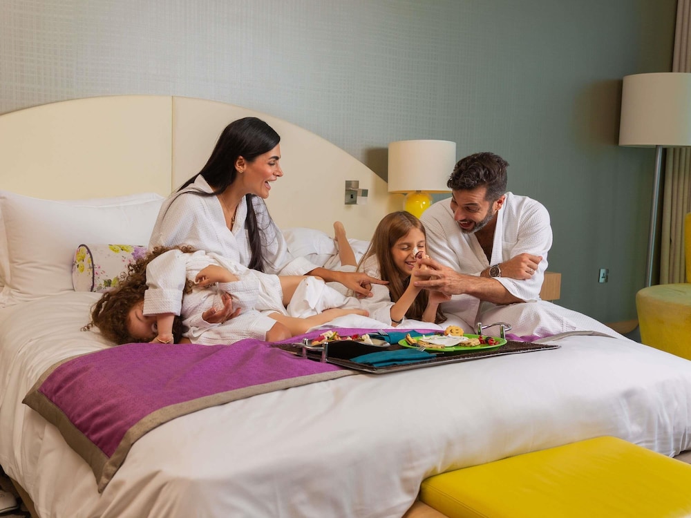 Habitación de lujo para niños/familia, 1 cama de matrimonio grande y 2 literas del hotel Sofitel Dubai Downtown. Foto 7
