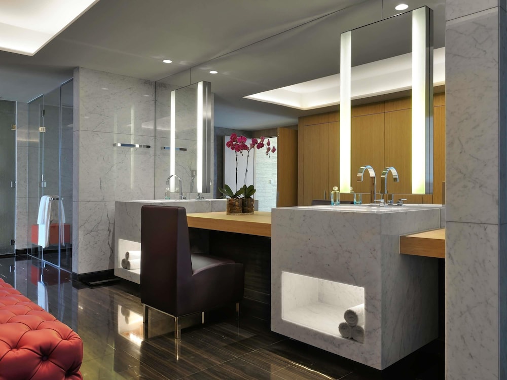 Suite Royal, 1 cama de matrimonio grande, Acceso al salón del club (Burj KhalifaView) del hotel Sofitel Dubai Downtown. Foto 7