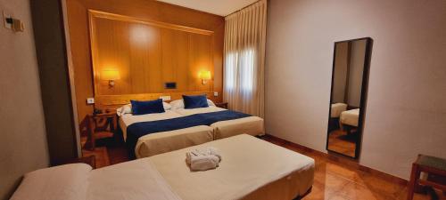 Habitación Doble con cama supletoria - 2 camas del hotel Real De Toledo. Foto 4