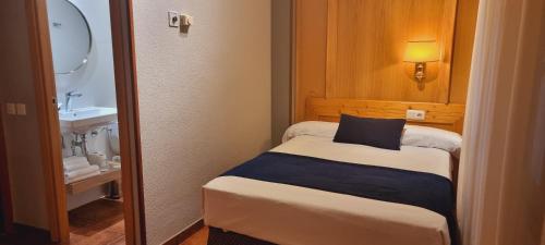 Habitación Individual con baño del hotel Real De Toledo. Foto 1