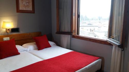 Habitación Familiar con vistas del hotel Real De Toledo. Foto 3