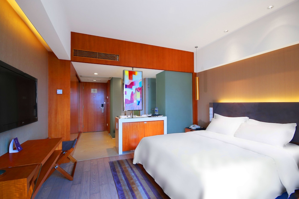 Habitación superior, 1 cama de matrimonio grande del hotel Grand Mercure Dongguan Humen. Foto 2