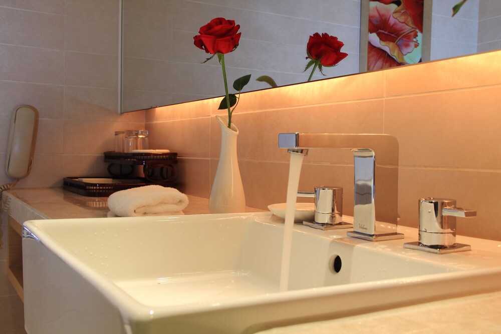 Habitación superior, 1 cama de matrimonio grande del hotel Grand Mercure Dongguan Humen. Foto 3