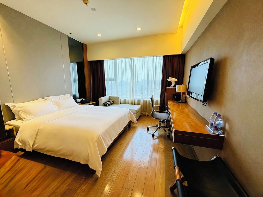 Habitación superior, 1 cama de matrimonio grande del hotel Grand Mercure Dongguan Humen. Foto 4