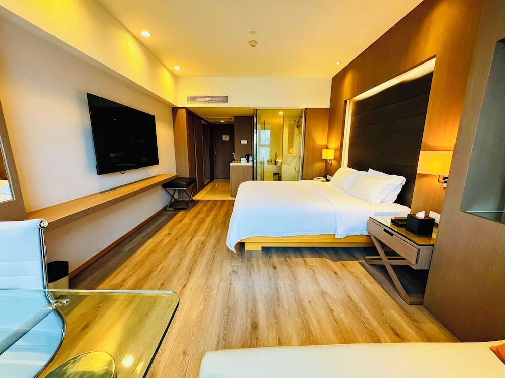 Habitación Deluxe, 1 cama de matrimonio grande del hotel Grand Mercure Dongguan Humen. Foto 4