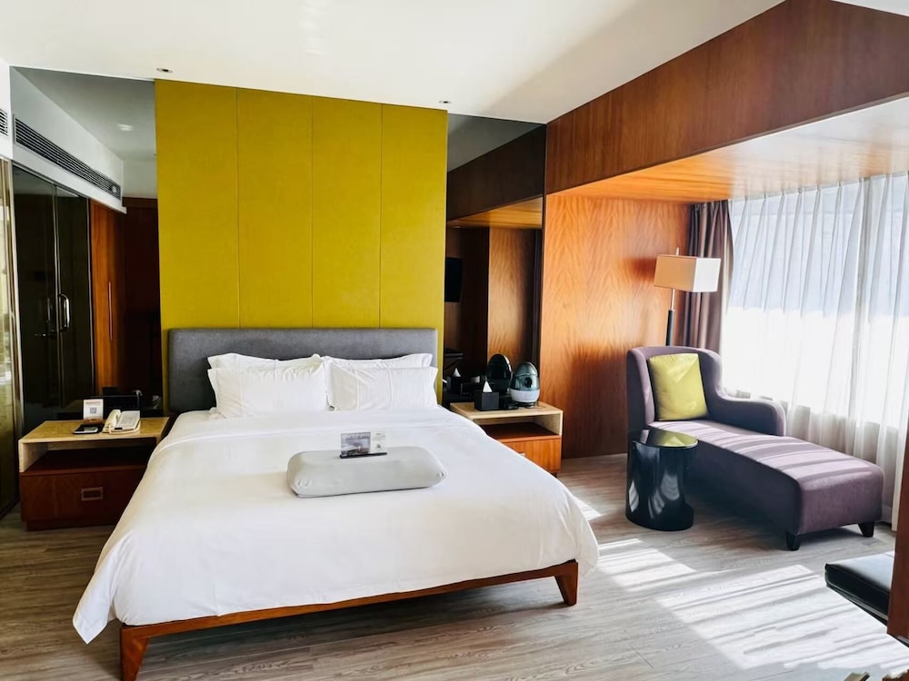 Suite, 1 cama de matrimonio grande del hotel Grand Mercure Dongguan Humen. Foto 4