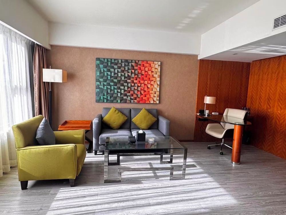 Suite, 1 cama de matrimonio grande del hotel Grand Mercure Dongguan Humen. Foto 5