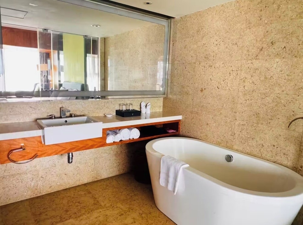 Suite, 1 cama de matrimonio grande del hotel Grand Mercure Dongguan Humen. Foto 6