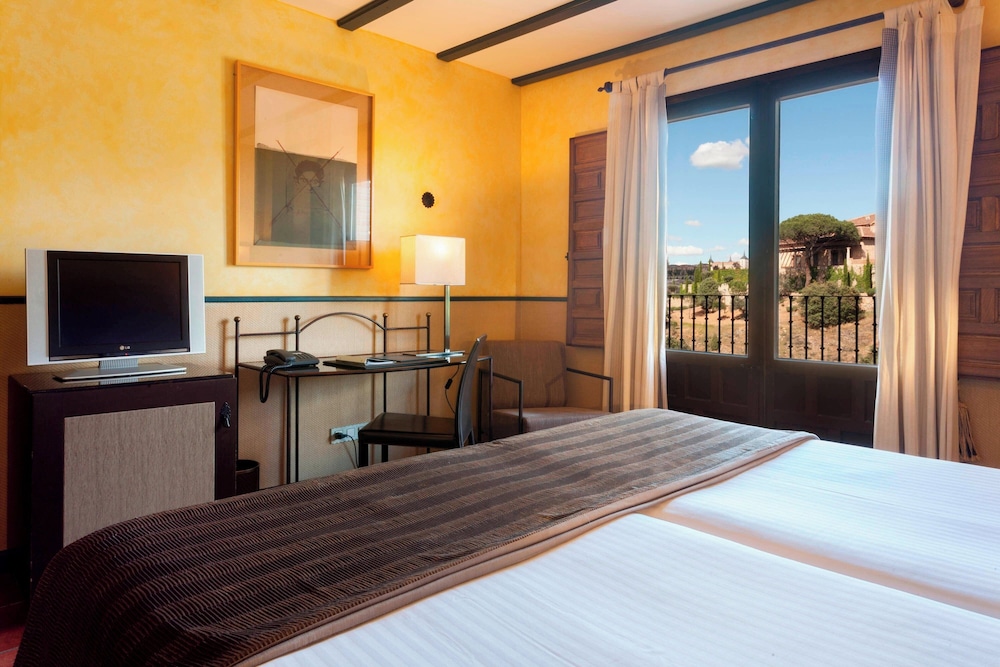 Habitación superior, 1 cama de matrimonio grande, terraza del hotel Ac Ciudad De Toledo By Marriott. Foto 10