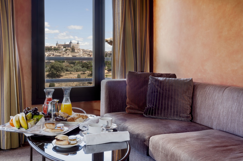 Habitación superior, 1 cama de matrimonio grande, terraza del hotel Ac Ciudad De Toledo By Marriott. Foto 12
