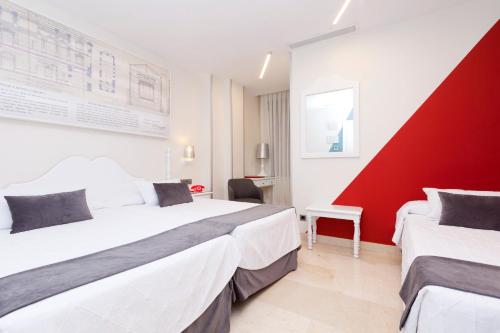 Habitación Triple del hotel Carlos V. Foto 5