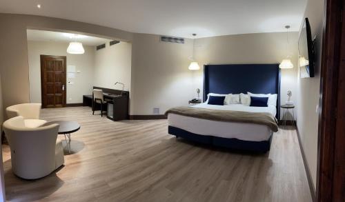 Habitación con bañera de hidromasaje - Cama extragrande del hotel María Cristina