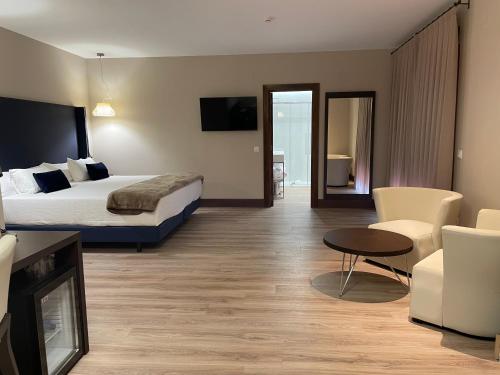Habitación con bañera de hidromasaje - Cama extragrande del hotel María Cristina. Foto 1