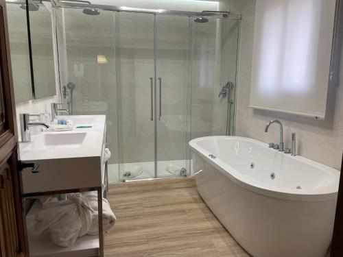 Habitación con bañera de hidromasaje - Cama extragrande del hotel María Cristina. Foto 2