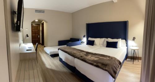 Habitación Doble Confort con cama supletoria - 2 camas del hotel María Cristina. Foto 1