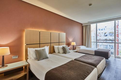 Habitación triple 3 camas individuales del hotel Silken Puerta De Valencia