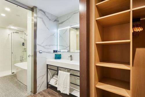 Suite Presidencial con bañera de hidromasaje del hotel Silken Puerta De Valencia