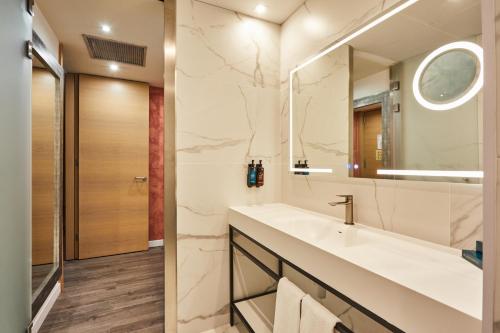 Suite Presidencial con bañera de hidromasaje del hotel Silken Puerta De Valencia. Foto 1