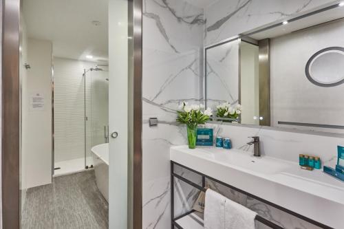 Suite Presidencial con bañera de hidromasaje del hotel Silken Puerta De Valencia. Foto 4