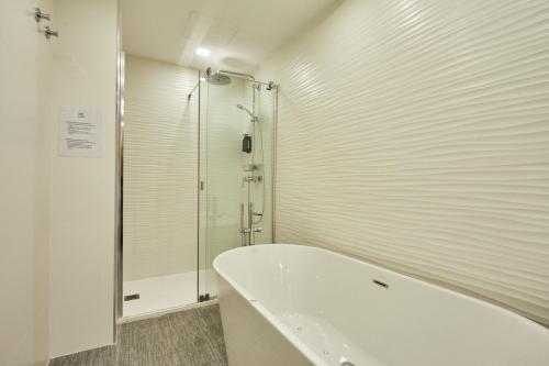Suite Presidencial con bañera de hidromasaje del hotel Silken Puerta De Valencia. Foto 6