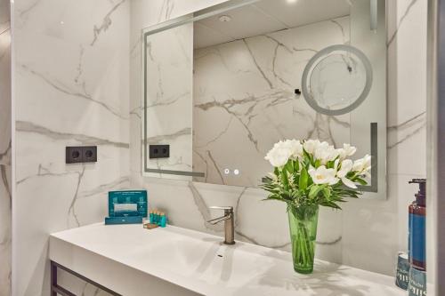 Habitación Doble con Terraza del hotel Silken Puerta De Valencia. Foto 4