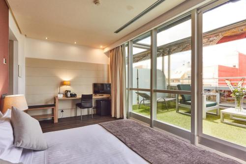Habitación Doble con Terraza del hotel Silken Puerta De Valencia. Foto 7