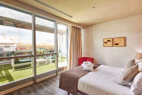 Habitación Doble con Terraza del hotel Silken Puerta De Valencia. Foto 8
