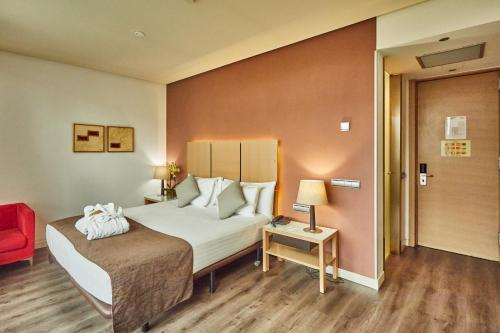 Habitación Doble con Terraza del hotel Silken Puerta De Valencia. Foto 10