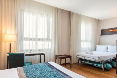 Habitación Doble con sofá cama del hotel Eurostars Gran Valencia. Foto 2