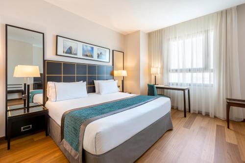Habitación Doble con sofá cama del hotel Eurostars Gran Valencia. Foto 3