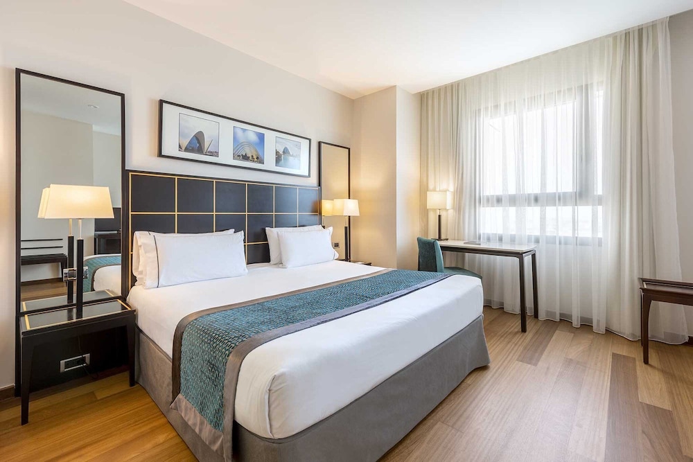 Habitación Superior con sofá cama del hotel Eurostars Gran Valencia. Foto 2