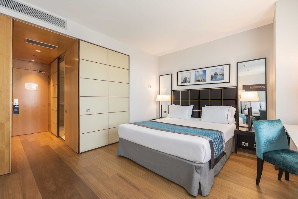 Habitación Superior con sofá cama del hotel Eurostars Gran Valencia. Foto 3