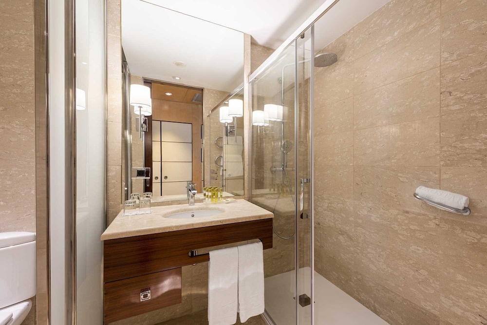 Habitación Superior con sofá cama del hotel Eurostars Gran Valencia. Foto 4