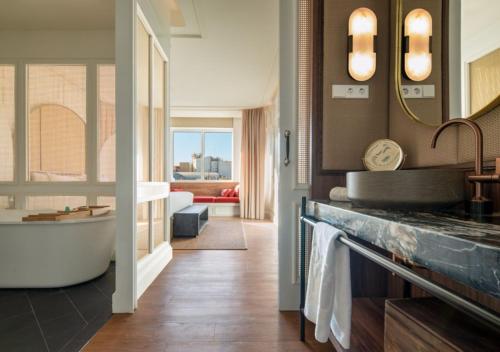 Suite Presidencial del hotel Only You Valencia. Foto 4