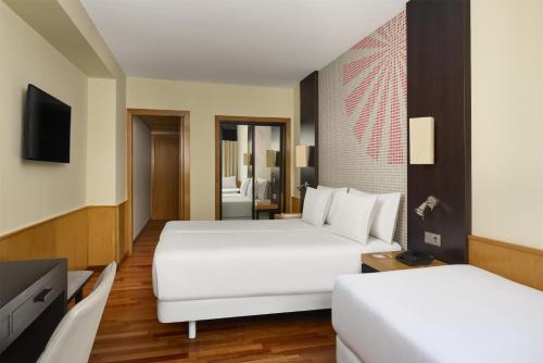 Habitación Triple Estándar del hotel Nh Ciudad De Valencia. Foto 1