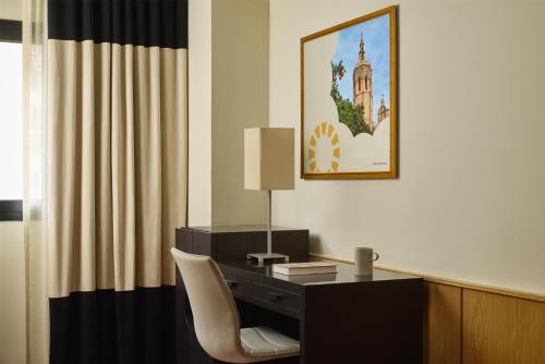 Habitación Triple Estándar del hotel Nh Ciudad De Valencia. Foto 5