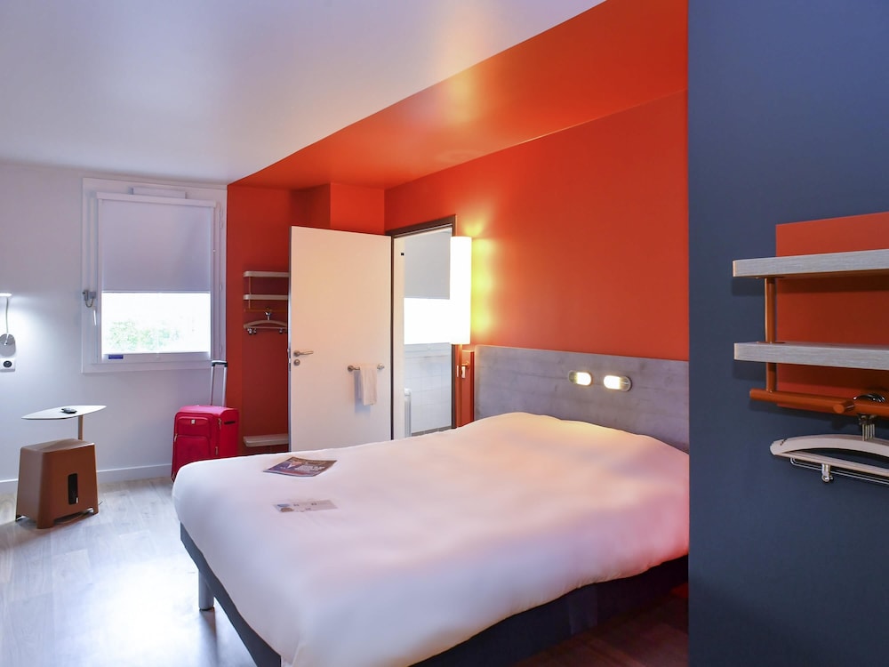 DOBLE: habitación con una cama grande del hotel Ibis Budget Coutances. Foto 1