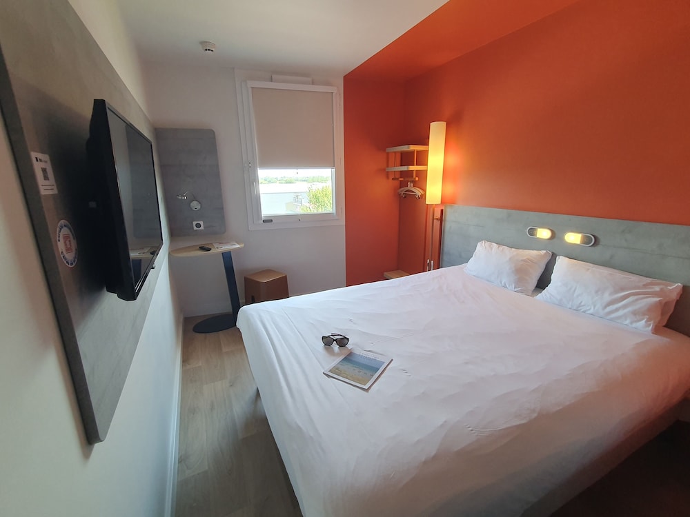 DOBLE: habitación con una cama grande del hotel Ibis Budget Coutances. Foto 2