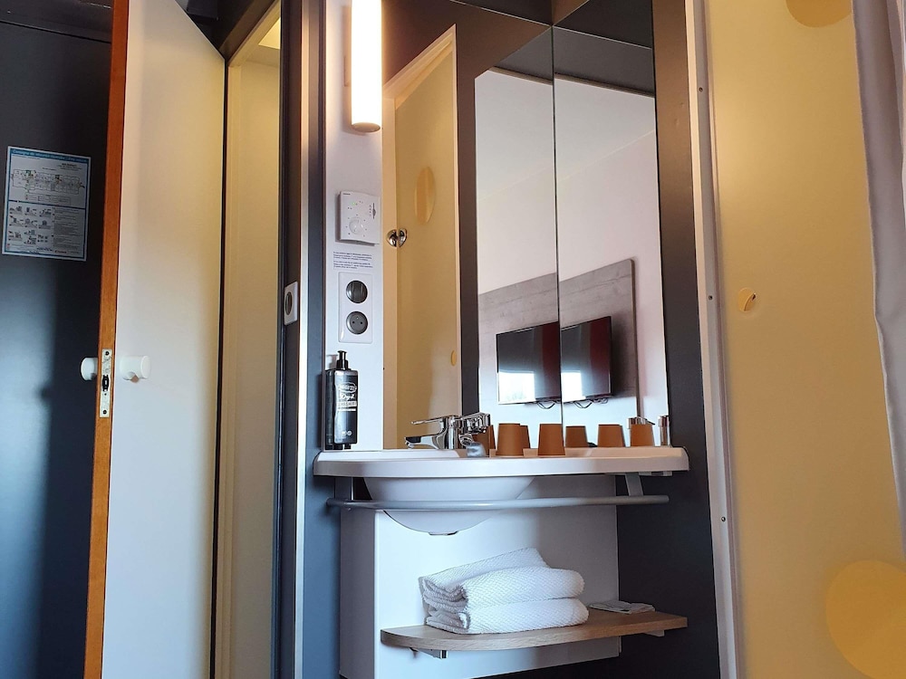 DOBLE: habitación con una cama grande del hotel Ibis Budget Coutances. Foto 5