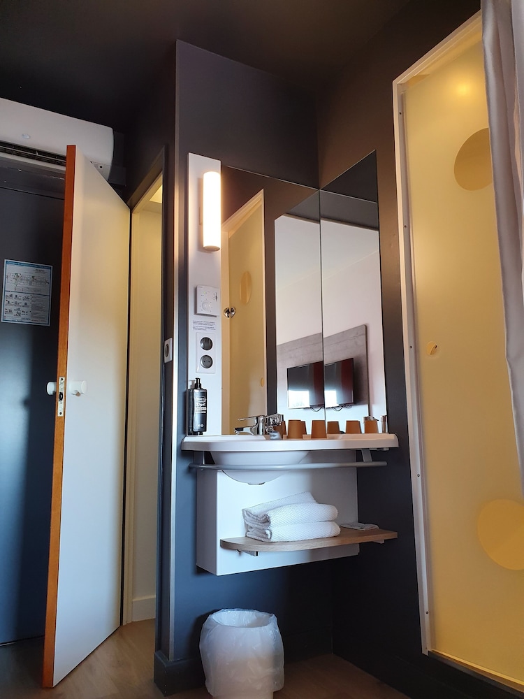 Gemela: habitación con dos camas individuales del hotel Ibis Budget Coutances. Foto 3