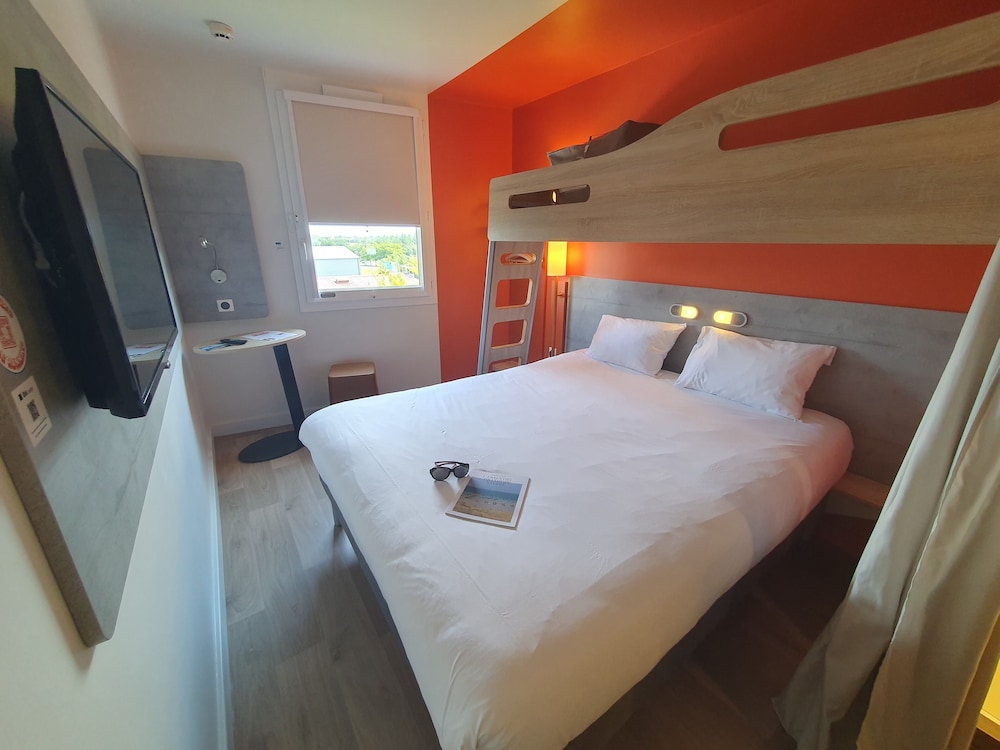 Triple: habitación con una cama doble y una cama litera del hotel Ibis Budget Coutances. Foto 2