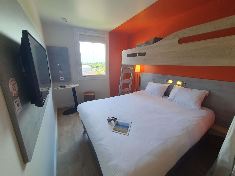 Triple: habitación con una cama doble y una cama litera del hotel Ibis Budget Coutances. Foto 3
