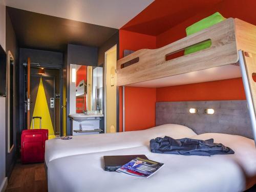 Triple: habitación con dos camas individuales y una cama retráctil del hotel Ibis Budget Coutances