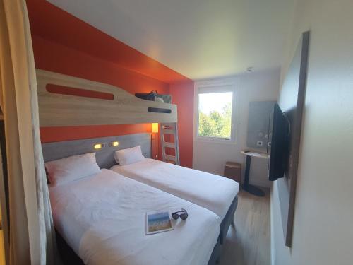 Triple: habitación con dos camas individuales y una cama retráctil del hotel Ibis Budget Coutances. Foto 2
