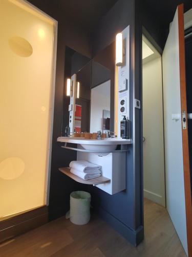 Triple: habitación con dos camas individuales y una cama retráctil del hotel Ibis Budget Coutances. Foto 3