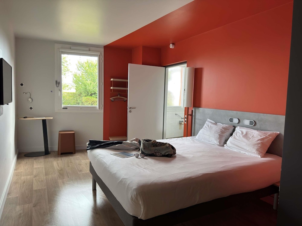 Habitación con una cama grande adaptada para personas con movilidad reducida del hotel Ibis Budget Coutances