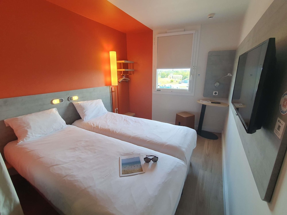 Gemela: habitación con dos camas individuales del hotel Ibis Budget Coutances. Foto 5