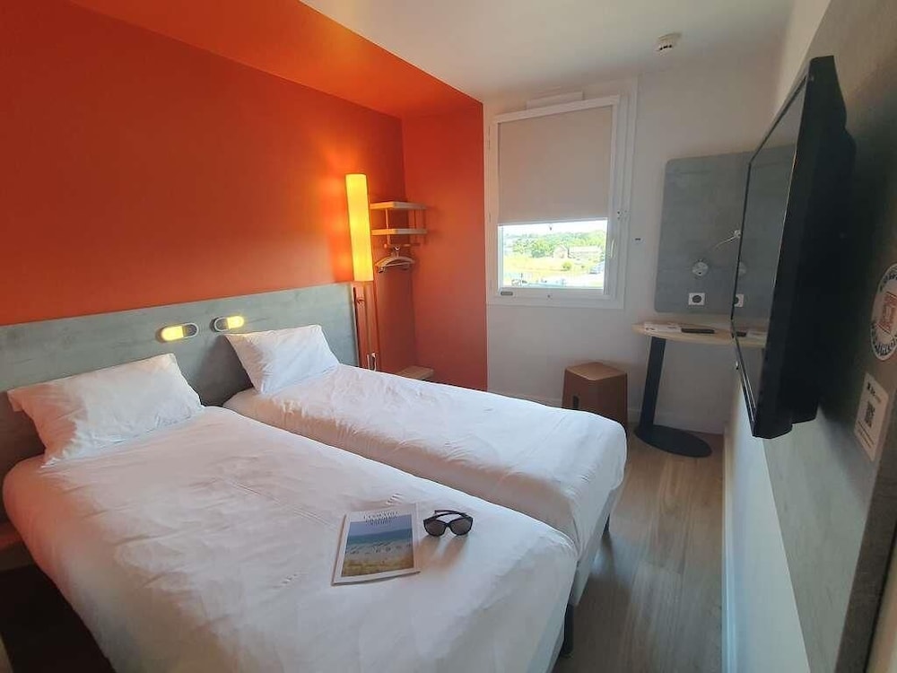 Gemela: habitación con dos camas individuales del hotel Ibis Budget Coutances. Foto 6